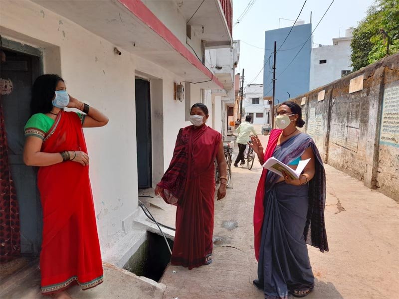 कोविड मोर्चे पर इनका शानदार कार्य देखिये, 1500 आंगनबाड़ी कार्यकर्ता कोविड से लड़ने के संकल्प से अब तक चार लाख लोगों तक जाकर दे चुकी संदेश