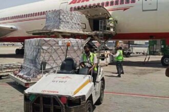 दिल्ली एयरपोर्ट पहुंचे 318 ऑक्सीजन कंसनट्रेटर, कोरोना से जंग में साथ आया अमेरिका