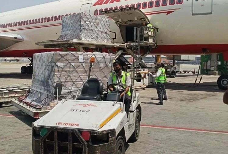 दिल्ली एयरपोर्ट पहुंचे 318 ऑक्सीजन कंसनट्रेटर, कोरोना से जंग में साथ आया अमेरिका