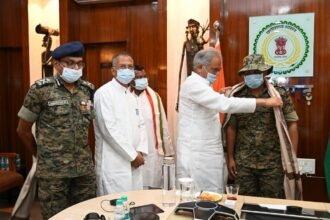 The Chief Minister congratulated the members of the intermediary team for