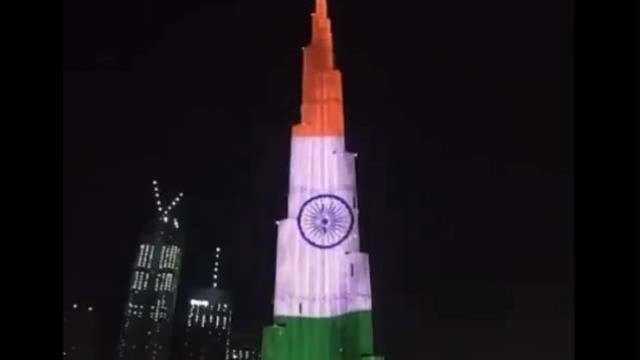 कोरोना से जंग में यूएई ने बढ़ाई भारत की हिम्मत, तिरंगे के रंग में रंगा बुर्ज खलीफा