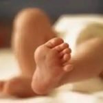 इलाज की भीख मांगती रही मां, कोरोना संक्रमित 1 साल के बच्चे ने अस्पताल के बाहर तोड़ा दम