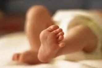 इलाज की भीख मांगती रही मां, कोरोना संक्रमित 1 साल के बच्चे ने अस्पताल के बाहर तोड़ा दम