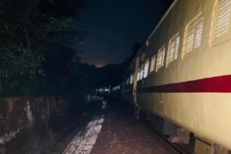 साजिश: दंतेवाड़ा में नक्सलियों ने रेल को पटरी से उतारा, सभी यात्री सुरक्षित