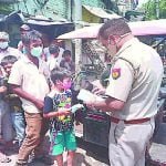 नियम तोड़ने वालों पर सख्ती, लेकिन जरूरतमंदों की सेवा कर रहे जवान