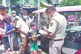 नियम तोड़ने वालों पर सख्ती, लेकिन जरूरतमंदों की सेवा कर रहे जवान