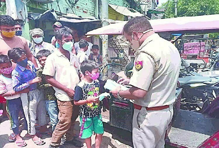 नियम तोड़ने वालों पर सख्ती, लेकिन जरूरतमंदों की सेवा कर रहे जवान
