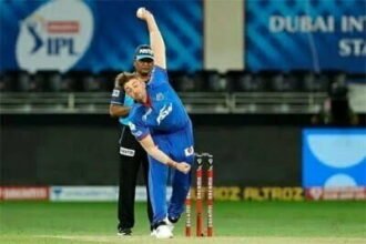 आईपीएल में कोरोना: विराट की टीम का एक और खिलाड़ी कोविड-19 संक्रमित, अब बढ़ी आरसीबी कैप्टन की चिंता