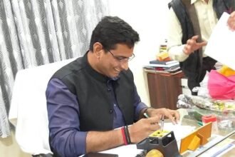 अस्पतालों में वेंटिलेटर, ऑक्सीजन सहित अन्य जरूरी सुविधाएं बढ़ाने विधायक देवेंद्र यादव ने कलेक्टर को लिखा पत्र… कहा- कोई भी मरीज इलाज से वंचित न हो, सब को मिले बेहतर इलाज