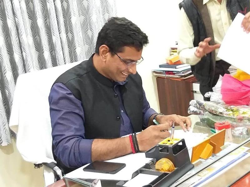 अस्पतालों में वेंटिलेटर, ऑक्सीजन सहित अन्य जरूरी सुविधाएं बढ़ाने विधायक देवेंद्र यादव ने कलेक्टर को लिखा पत्र… कहा- कोई भी मरीज इलाज से वंचित न हो, सब को मिले बेहतर इलाज