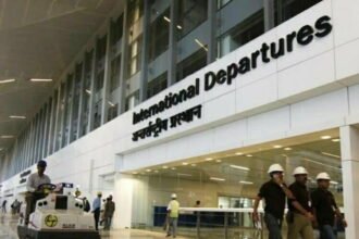 एयरपोर्ट पर विमान को बम से उड़ाने की मिली धमकी, वॉशरूम में मिले टिश्यू पेपर पर लिखा था घटना को अंजाम देने की बात