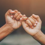 मिसाल: जिंदगी और मौत से जूझ रहा था दोस्त, 1300 किमी दूर से 'संजीवनी' लेकर पहुंचा बचपन का यार