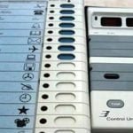 मतदान के बाद स्कूटी पर ईवीएम ले जा रहे लोगों को भीड़ ने घेरा, चुनाव आयोग से मांगी सफाई