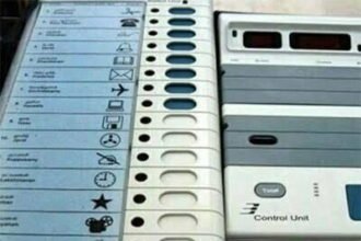 मतदान के बाद स्कूटी पर ईवीएम ले जा रहे लोगों को भीड़ ने घेरा, चुनाव आयोग से मांगी सफाई