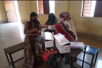 On the first day of lockdown, people arrived at the nearest centers for vaccination