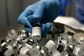 देश में टीकाकरण का हाल बेहाल: 40 दिन में 50 फीसदी घट गया टीकाकरण… टीके की कमी के चलते कई केंद्र बंद… सबसे बड़ा सवाल कैसे थमेगा कोरोना