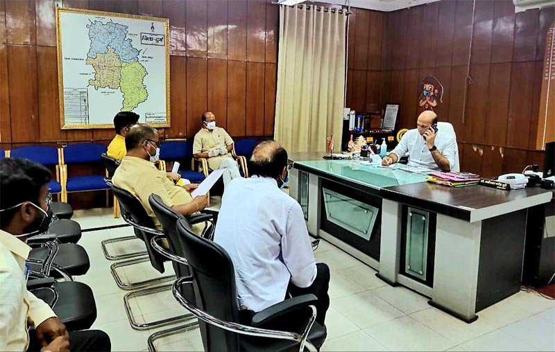 गृहमंत्री ताम्रध्वज साहू के निर्देश पर एक प्रतिनिधि मंडल ने कलेक्टर नरेन्द्र भूरे से की मुलाकात, कोरोना के खिलाफ लड़ाई में हर संभव सहयोग का आश्वासन