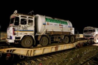 राहत: दिल्ली पहुंची ऑक्सीजन एक्सप्रेस, टैंकरों से अस्पतालों में पहुंचाएगी केजरीवाल सरकार