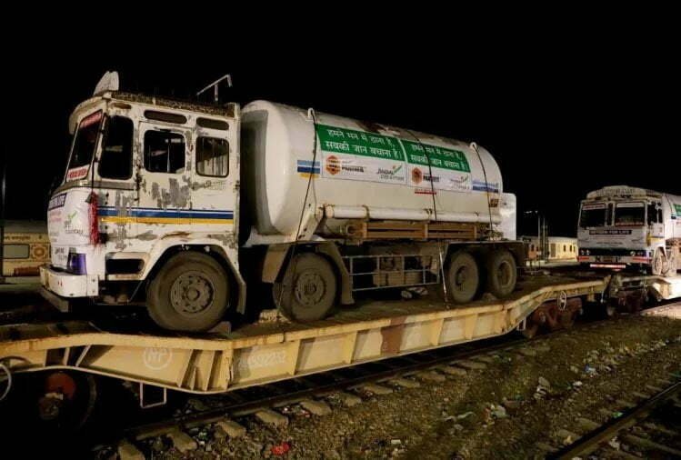 राहत: दिल्ली पहुंची ऑक्सीजन एक्सप्रेस, टैंकरों से अस्पतालों में पहुंचाएगी केजरीवाल सरकार