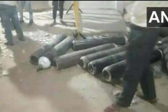 अस्पताल में ट्रक पहुंचते ही ऑक्सीजन सिलेंडर लूट कर भागे उपद्रवी, पुलिस ने दर्ज किया केस