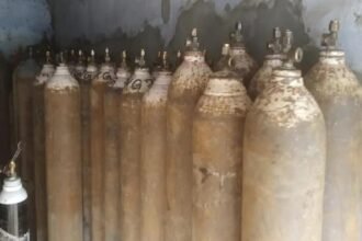 ऑक्सीजन के लिए तड़प रहे मरीजों की जान बचाने वाले युवक पर ही मुकदमा दर्ज