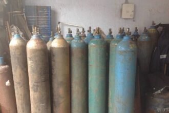 ऑक्सीजन संकट पर दिल्ली हाईकोर्ट सख्त, बोला- अगर कोई सप्लाई रोकता है तो हम उसे बख्शेंगे नहीं, फांसी पर लटका देंगे