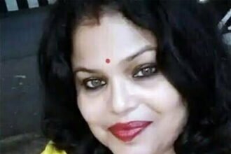 सैलरी लेने वाले शहीद नहीं, नक्सली हमले को लेकर आपत्तिजनक कॉमेंट पर लेखिका गिरफ्तार