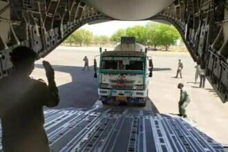 कोरोना की सुनामी के बीच हरकत में केंद्र सरकार, सिंगापुर से विमानों से मंगा रही ऑक्सीजन टैंकर