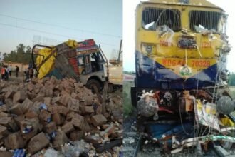 दर्दनाक हादसा: ट्रेन से उड़े ट्रक के परखच्चे, चपेट में आया बाइक सवार, पति-पत्नी और बेटी समेत पांच की मौत