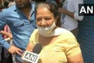 जान से ज्यादा जाम की फिक्र, लॉकडाउन का ऐलान होते ही ठेकों पर उमड़ी भीड़, महिला बोली- पव्वा देगा फायदा