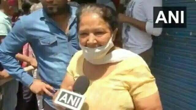 जान से ज्यादा जाम की फिक्र, लॉकडाउन का ऐलान होते ही ठेकों पर उमड़ी भीड़, महिला बोली- पव्वा देगा फायदा