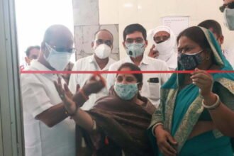 जिला शिक्षा विभाग ने चार अस्पतालों को दिए 55 बेड व ऑक्सीमीटर