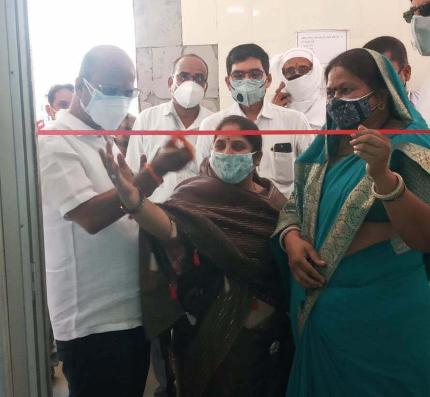 जिला शिक्षा विभाग ने चार अस्पतालों को दिए 55 बेड व ऑक्सीमीटर