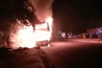 लखनऊ-अयोध्या हाइवे पर आग का गोला बनी बस