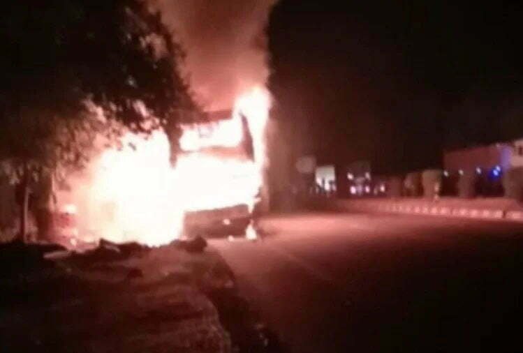 लखनऊ-अयोध्या हाइवे पर आग का गोला बनी बस