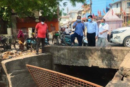 महापौर ने शहर का भ्रमण कर लिया नाला और नालियों की सफाई का जायजा, कहा -पक्का नाली के लिए अधिकारी बनायें प्रस्ताव