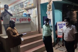 Officer to observe lockdown on the road… Commissioner stopped after seeing a crowd in the medical shop