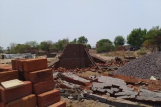 बीएसपी और रिसाली निगम की संयुक्त कार्रवाई.... लाॅकडाउन का फायदा उठाकर फौजी कर रहा था अवैध निर्माण.... 6000 वर्ग फीट में किए बाउंड्री वाल को तोड़ा