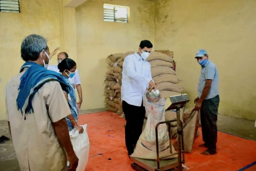 MLA Devendra Yadav inspected the government ration shops, said - everyone should get the benefit of the scheme, no one is deprived