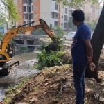 नहर की सफाई देखने पहुंचे आयुक्त…. 5 किलोमीटर नहर की सफाई मशीन से, जहां चैड़ाई कम वहां लगाया जाएगा गैंग