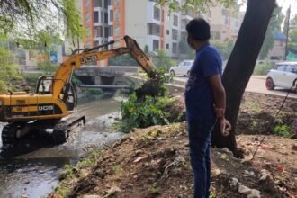 नहर की सफाई देखने पहुंचे आयुक्त…. 5 किलोमीटर नहर की सफाई मशीन से, जहां चैड़ाई कम वहां लगाया जाएगा गैंग