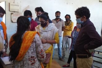 सीजी टीका वेक्सीनेशन सेंटर का आयुक्त ने किया अवलोकन, कहा- सभी सेंटरों में शेड और पानी की व्यवस्था रखें