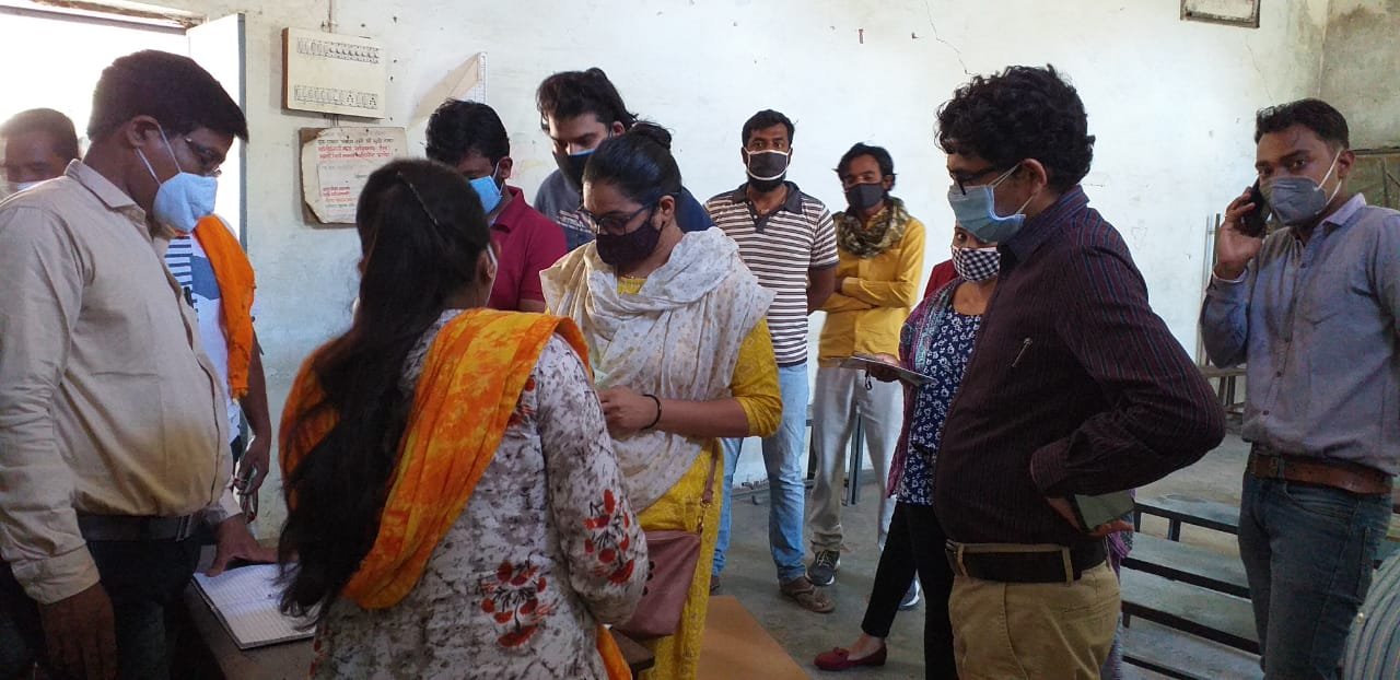 सीजी टीका वेक्सीनेशन सेंटर का आयुक्त ने किया अवलोकन, कहा- सभी सेंटरों में शेड और पानी की व्यवस्था रखें