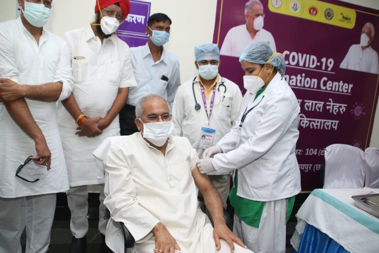 मुख्यमंत्री बघेल ने लगवायी वैक्सीन की दूसरी डोज.... प्रदेशवासियों से की टीका लगवाने और कोविड एप्रोप्रियेट बिहेवियर का पालन करने की अपील