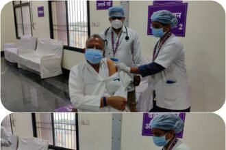 गृहमंत्री ताम्रध्वज साहू ने सपत्निक लगवाया कोरोना वैक्सीन का दूसरा टीका, कहा- कोरोना संक्रमण से बचाव के लिए वैक्सीन लगवाना बेहद जरूरी