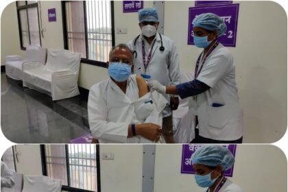 गृहमंत्री ताम्रध्वज साहू ने सपत्निक लगवाया कोरोना वैक्सीन का दूसरा टीका, कहा- कोरोना संक्रमण से बचाव के लिए वैक्सीन लगवाना बेहद जरूरी