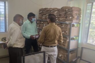 निरीक्षण के दौरान गायब मिला कंप्यूटर ऑपरेटर…. आयुक्त ने थमाया नोटिस…. जन्म मृत्यु लिपिकीय प्रभार नहीं देने पर अल्टीमेटम