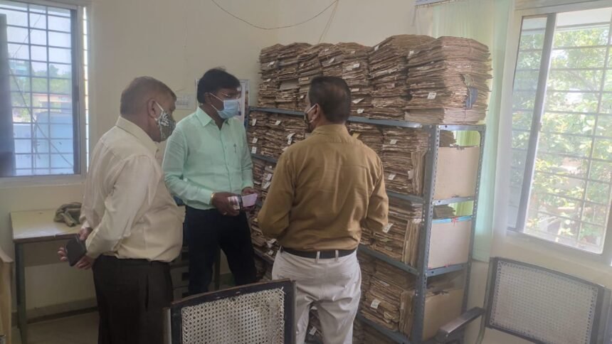 निरीक्षण के दौरान गायब मिला कंप्यूटर ऑपरेटर…. आयुक्त ने थमाया नोटिस…. जन्म मृत्यु लिपिकीय प्रभार नहीं देने पर अल्टीमेटम
