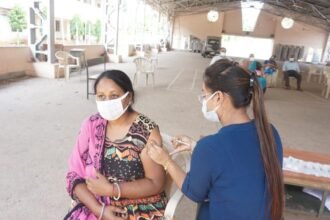 भिलाई के टीकाकरण केंद्रों में 45 पार के 111897 लोग लगवा चुके है टीका…. टीकाकरण अभियान में बढ़-चढ़कर ले रहे हैं हिस्सा