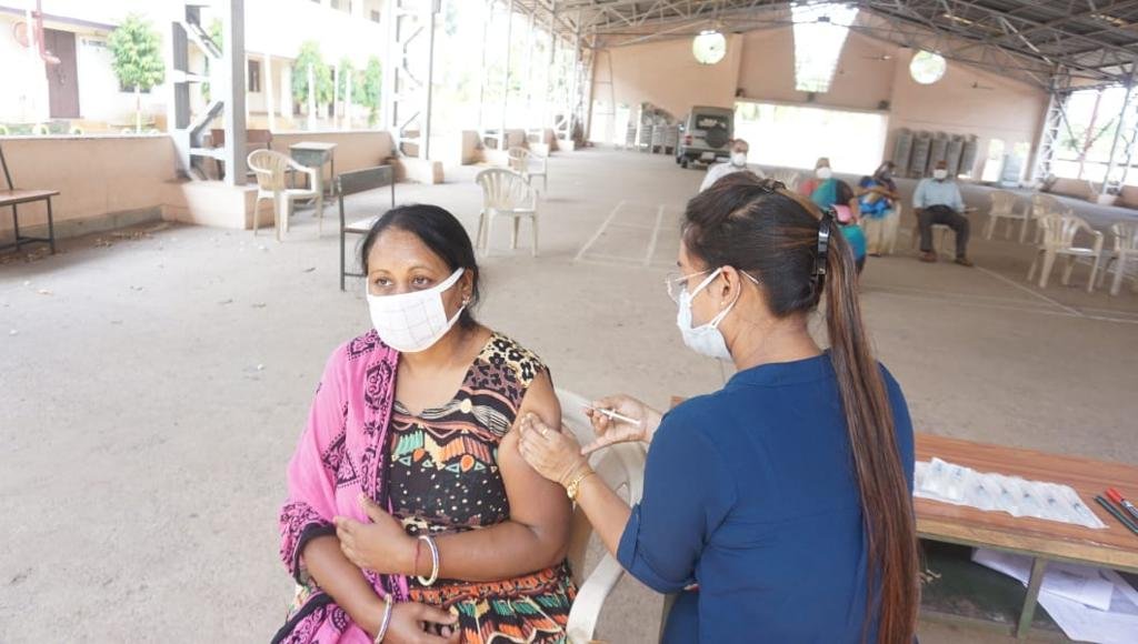 भिलाई के टीकाकरण केंद्रों में 45 पार के 111897 लोग लगवा चुके है टीका…. टीकाकरण अभियान में बढ़-चढ़कर ले रहे हैं हिस्सा